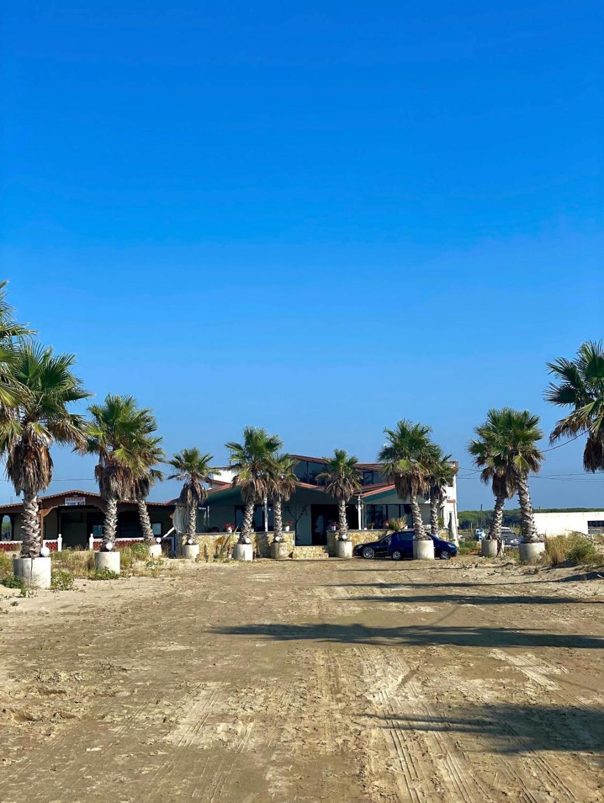 فندق Saint Tropez Durres Bisht Kamez المظهر الخارجي الصورة